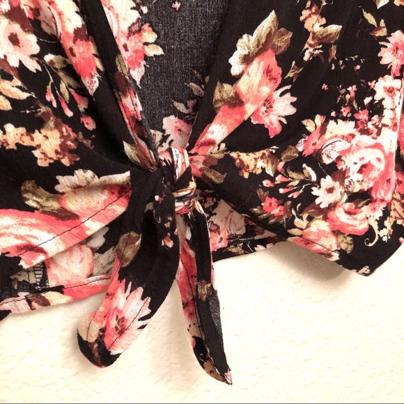 NWT Polly &Ester Black Floral Tie Front Cr⦠- Picture 3 of 4